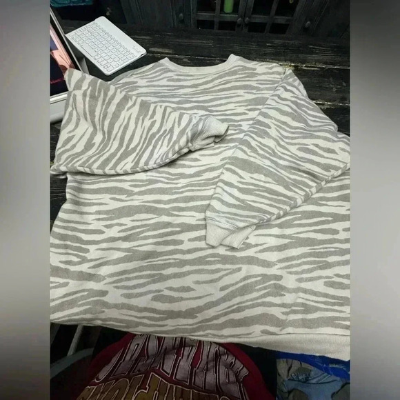 AMERICAN EAGLE ZEBRA OVERSIZED SWEATSHIRT SIZE LARGE - Picture 3 of 4